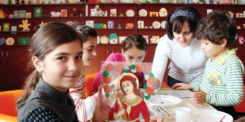 Mădălina Copăcean  le-a arătat copiilor mai mici cum să picteze o icoană tradiţională