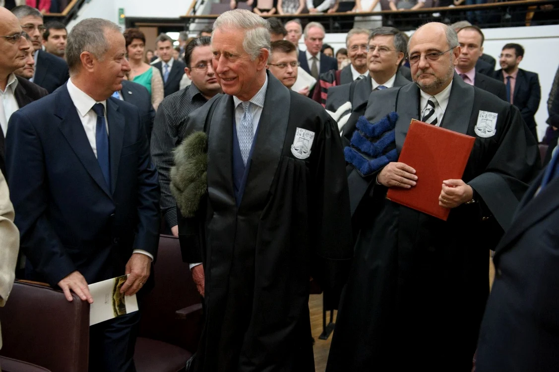 Aflat în vizită în România, Alteţa Sa Regală Charles, Prinţ de Wales, a primit, sâmbătă (31 mai), titlul de Doctor Honoris Causa din partea Universităţii Bucureşti. Ceremonia a avut loc în cadrul Facultăţii de Drept a UB FOTO Alina Stoiam