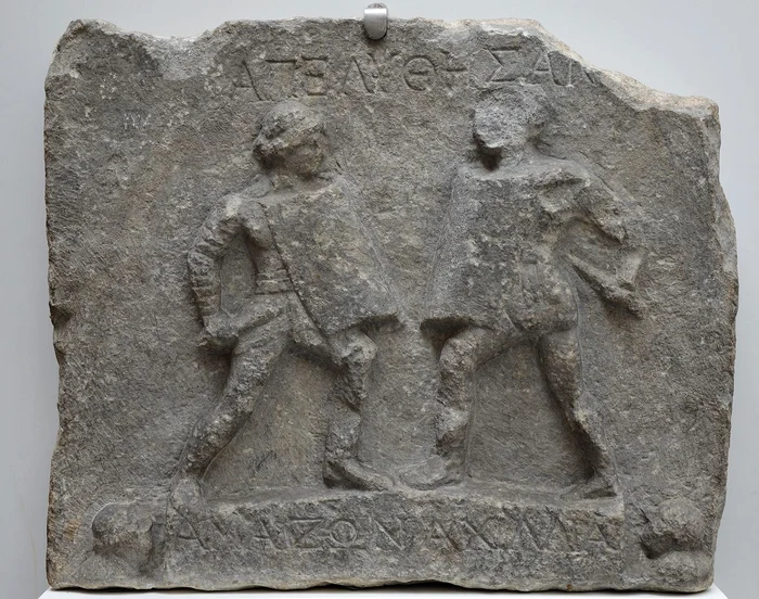 Relief reprezentând două femei gladiator, descoperit la Halicarnas (© Wikimedia Commons)