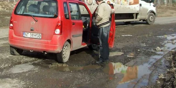 Deşi îşi rup maşinile prin gropile oraşului, şoferii cer foarte rar daune