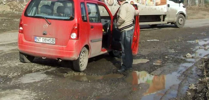 Deşi îşi rup maşinile prin gropile oraşului, şoferii cer foarte rar daune