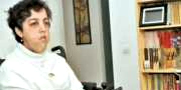 Imobilizată într-un scaun cu rotile, Adina Milac depinde, cu totul, de cei care o iubesc