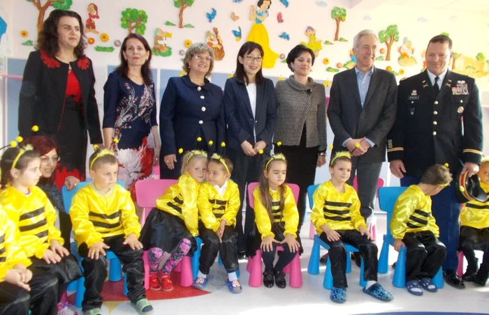 Copiii n-au avut niciun moment de reţinere în faţa oaspeţilor. Foto: Alina Mitran