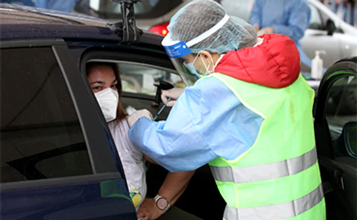 La centrul de vaccinare drive-thru din Piața Constituției au fost efectuate până acum 37000 de imunizăriFoto: Sever Gheorghe