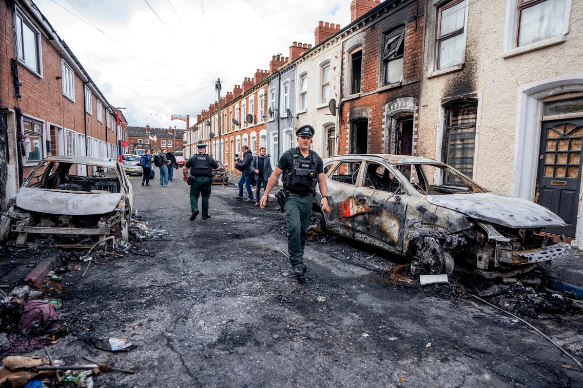 Mașini și case distruse de incendiu în zona Templemore din Belfast FOTO Profimedia