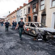 Mașini și case distruse de incendiu în zona Templemore din Belfast FOTO Profimedia