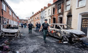 Mașini și case distruse de incendiu în zona Templemore din Belfast FOTO Profimedia
