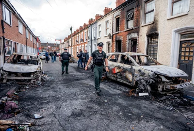 Mașini și case distruse de incendiu în zona Templemore din Belfast FOTO Profimedia