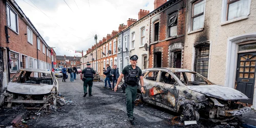 Mașini și case distruse de incendiu în zona Templemore din Belfast FOTO Profimedia