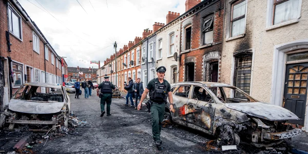 Mașini și case distruse de incendiu în zona Templemore din Belfast FOTO Profimedia